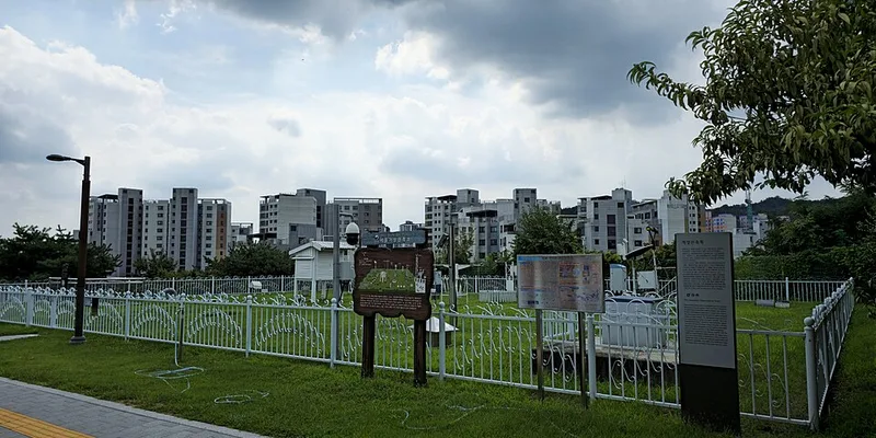 百葉箱・雨量計・風向風速計などの気象観測機器