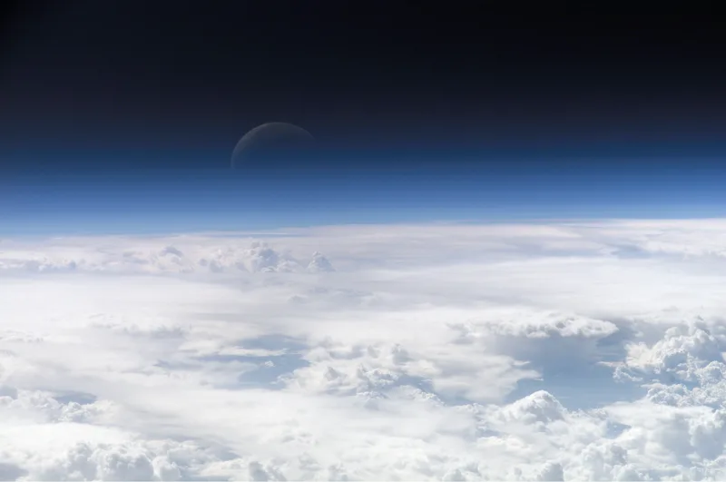 宇宙から見た地球の大気層