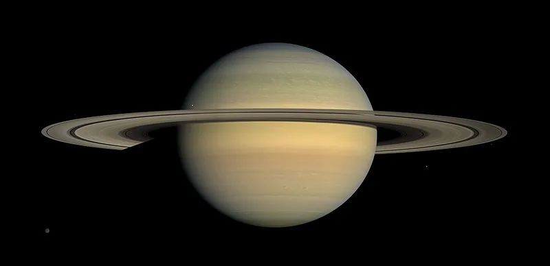 細い影を落とす美しい環を持つ土星