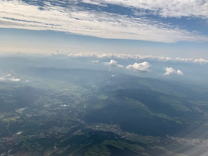 阿蘇のカルデラの広大なくぼ地と外輪山