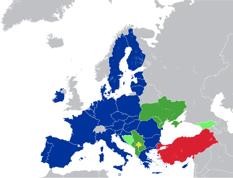 ヨーロッパ地図でEU加盟国を青、加盟候補国を緑で示した図