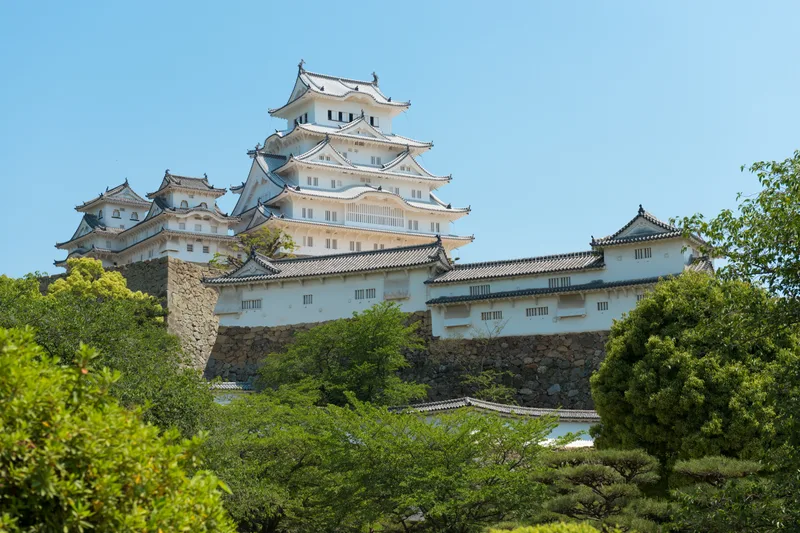 白い城天守閣 の 外観