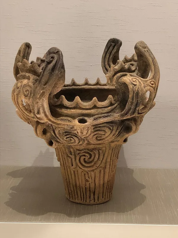 炎のような装飾の縄文土器（火焔型土器）