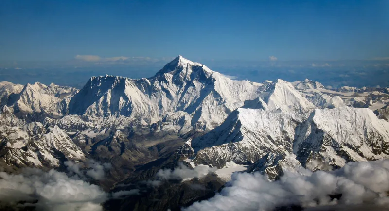 ヒマラヤ山脈の中央にそびえるエベレスト山の航空写真