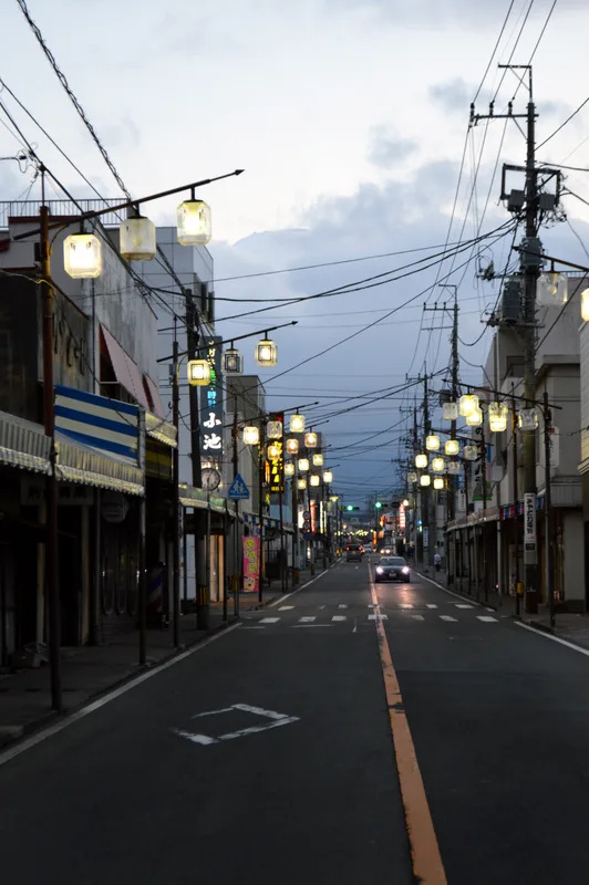富士吉田市の本町通り越しに見える富士山の夕景