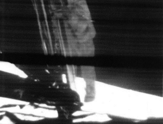 1969 年 アポロ 11 号 のオルドリン宇宙飛行士が月面に降り立った写真