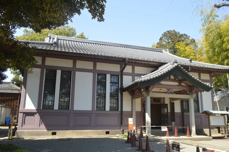 本棚に囲まれた図書館で読書する人の様子