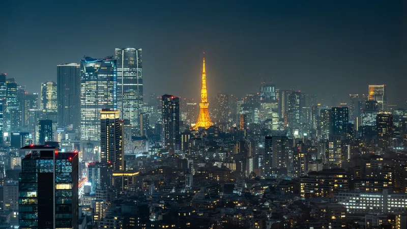 夜景の中にそびえる東京タワー