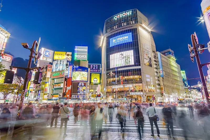 東京・渋谷スクランブル交差点を多くの人が行き交う様子