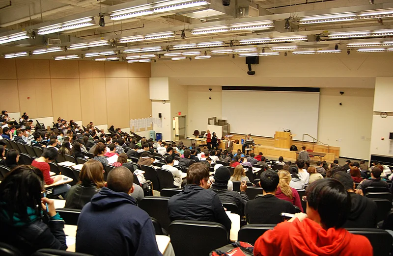 大学 の 階段 教室 (lecture hall)