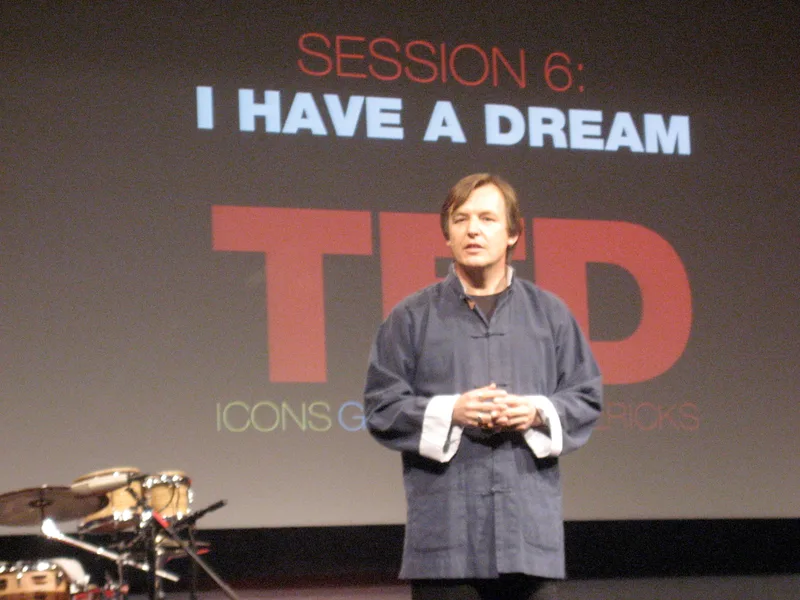 TED Talks の 舞台 で 話 す Chris Anderson