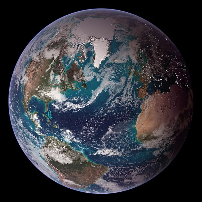 NASA が 撮 影 し た 地 球 の 衛 星 画 像。 アメリカ 大 陸 と 雲 の 配 置 が 見 え る