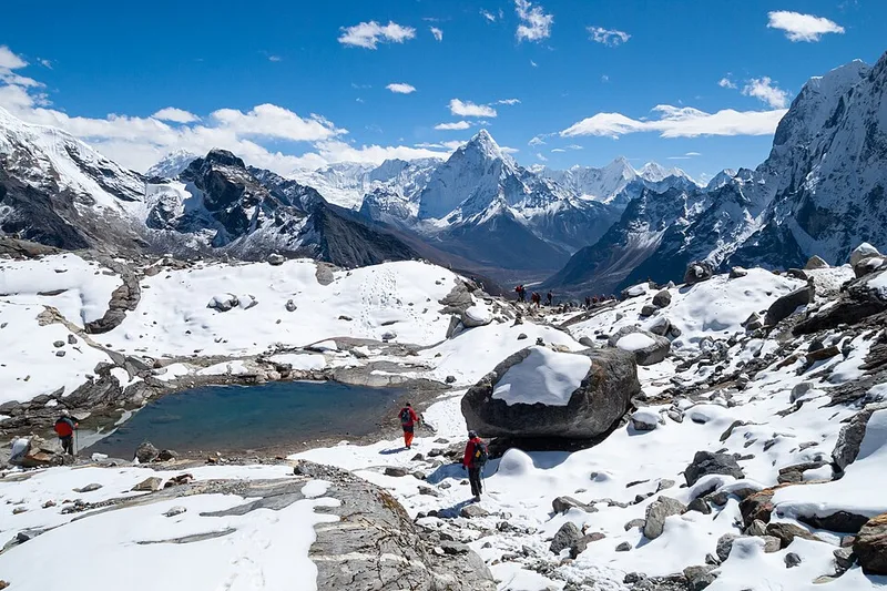 ネパール ヒマラヤ Chola 渓 谷 の 雪 を 被 っ た 山々 と 湖 の 風 景