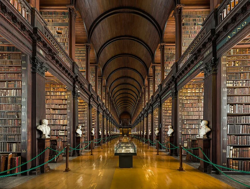 アイルランド、 ダブリン の トリニティ・カレッジ 図 書 館 ロング・ルーム。 高 い 天 井 と 古 い 蔵 書 が 並 ぶ