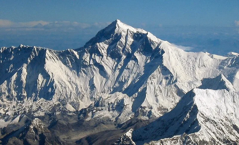 ヒマラヤ 山脈 の 主 峰 エベレスト の 雪 を いただ いた 山頂