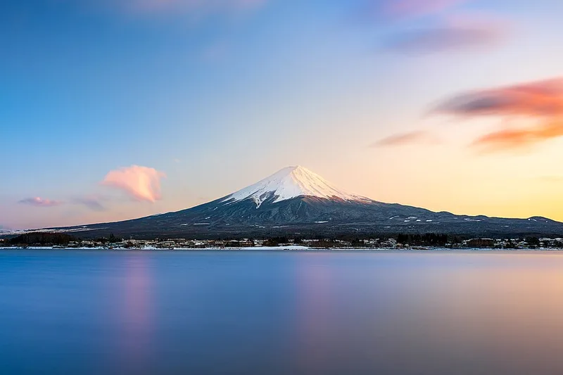 夕日 に 染ま る 富士 山 の 山頂