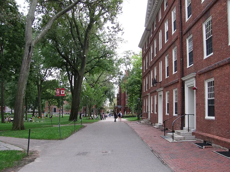 ハーバード大学 Harvard Yard の歴史的な煉瓦造り校舎