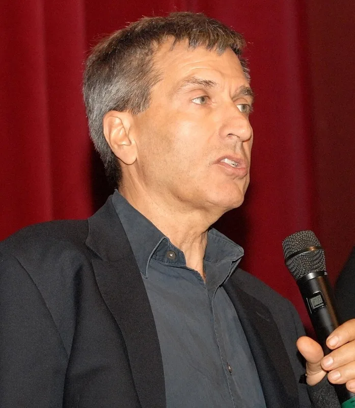 マイクを持ち聴衆の質問に答える講演者