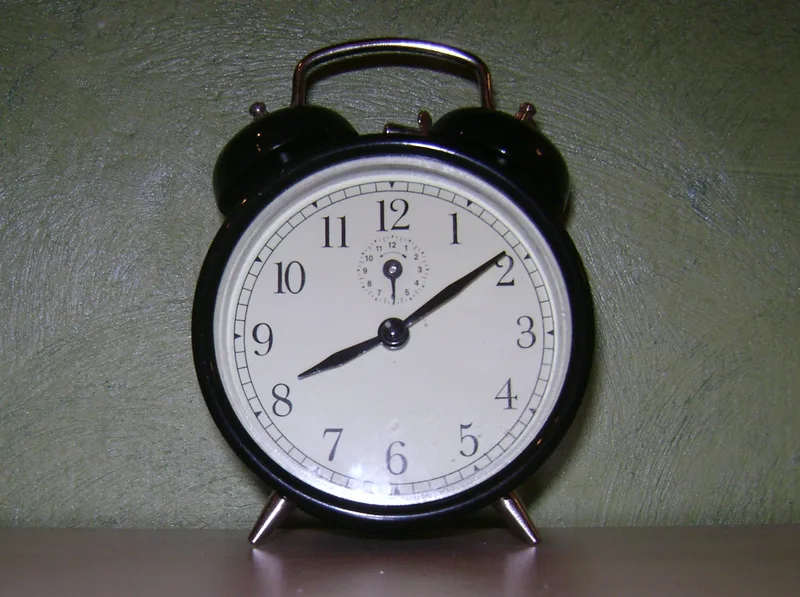 8時09分 を 指す 目覚まし時計