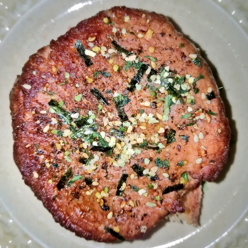 野菜 と お肉 が はさまれた ハンバーガー