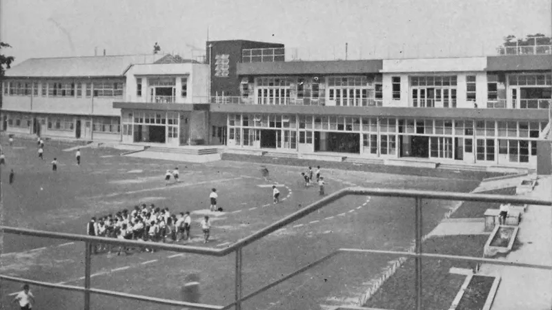 日本 の 小学校 の 校舎 (慶應義塾幼稚舎、 1954 年)