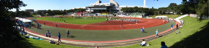 運動会 で 走る 児童 の 様子 を 遠景 で とらえ た 写真