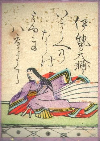 江戸時代の歌がるたの絵札。伊勢大輔の姿と歌が描かれている