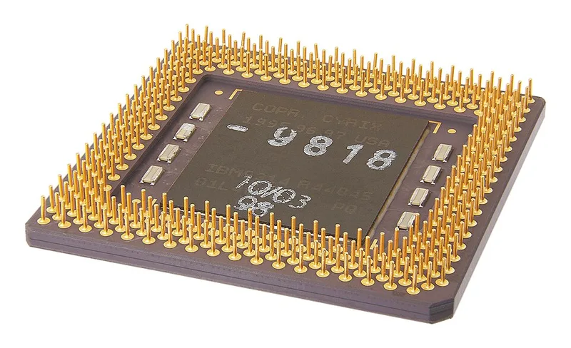 多数のピンが並ぶCPUの裏面
