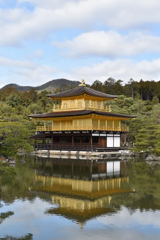 水面に映る金閣寺