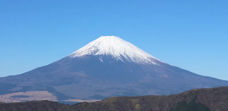 雪をかぶった富士山