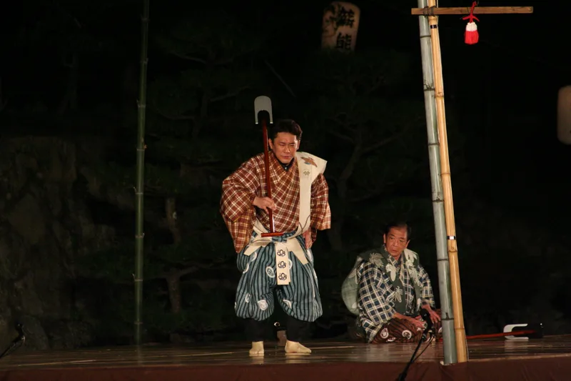 夜の姫路城で行われる能
