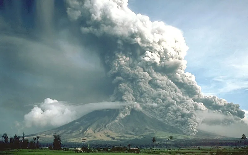 火山の斜面を流れ下る火砕流