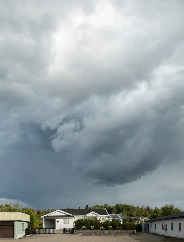 空に高くそびえる積乱雲