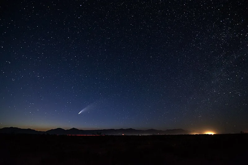 夜空に長い尾を引く彗星