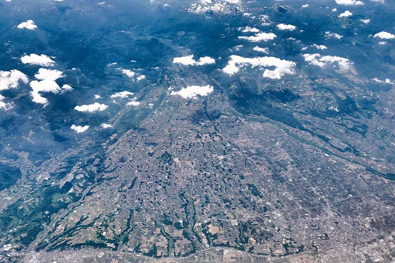 山の出口に広がる扇状地の地形