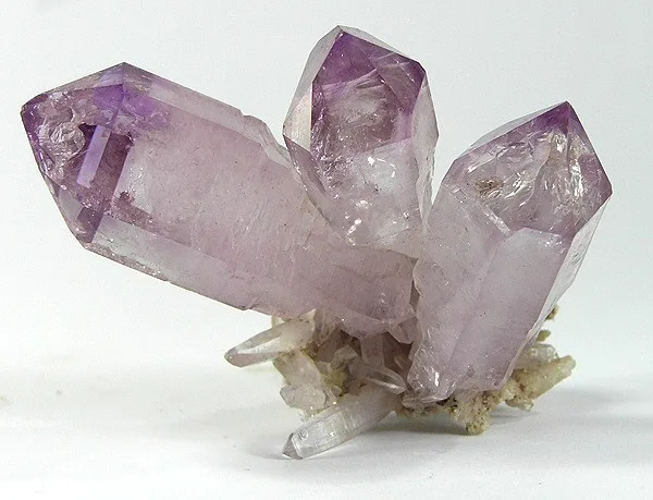 多面体の形をした水晶の結晶