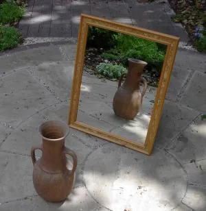 壁にかかった鏡 の 写真
