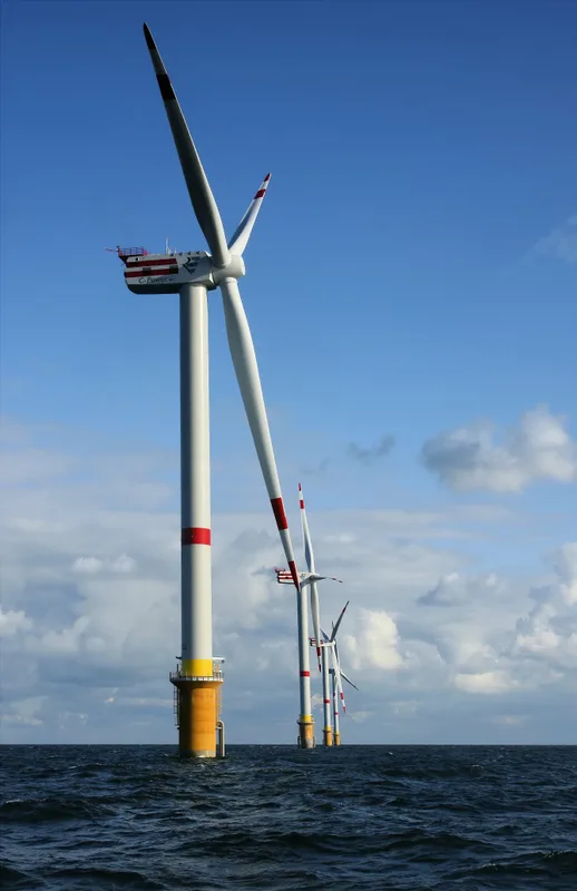 海の上の風力発電プロペラ