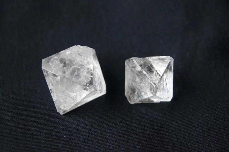 正八面体に近い形のミョウバンの透明な結晶