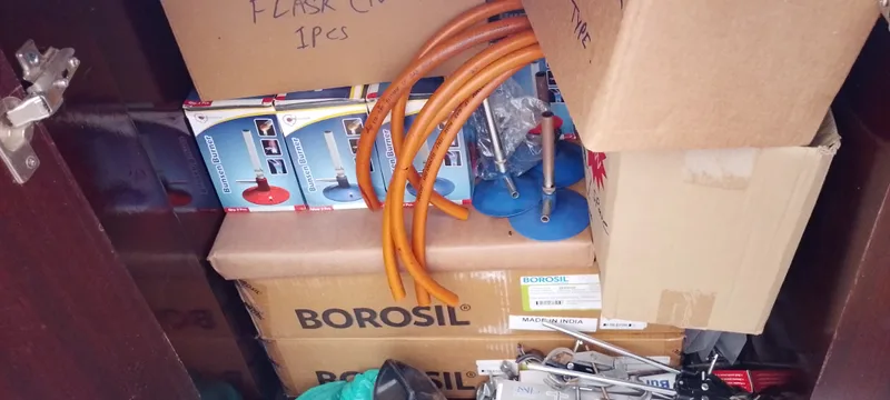 青い炎を上げるガスバーナー