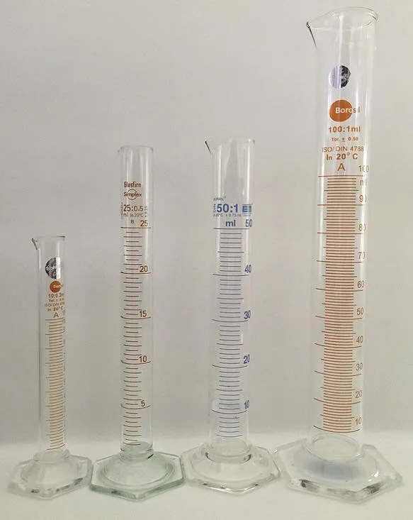 10mL・25mL・50mL・100mL の 4 種類 の メスシリンダー が 並んだ 写真