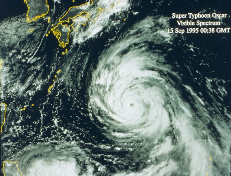 渦巻く雲と台風の眼が見える宇宙からの撮影画像