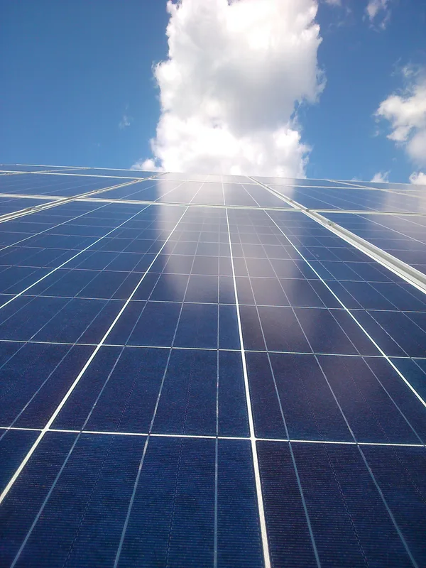 屋根に設置された太陽光発電パネルのクローズアップ
