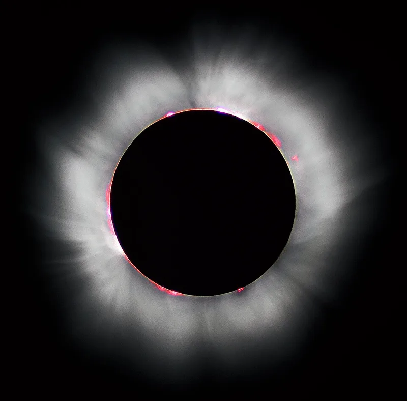 太陽が月にかくされコロナが見える皆既日食