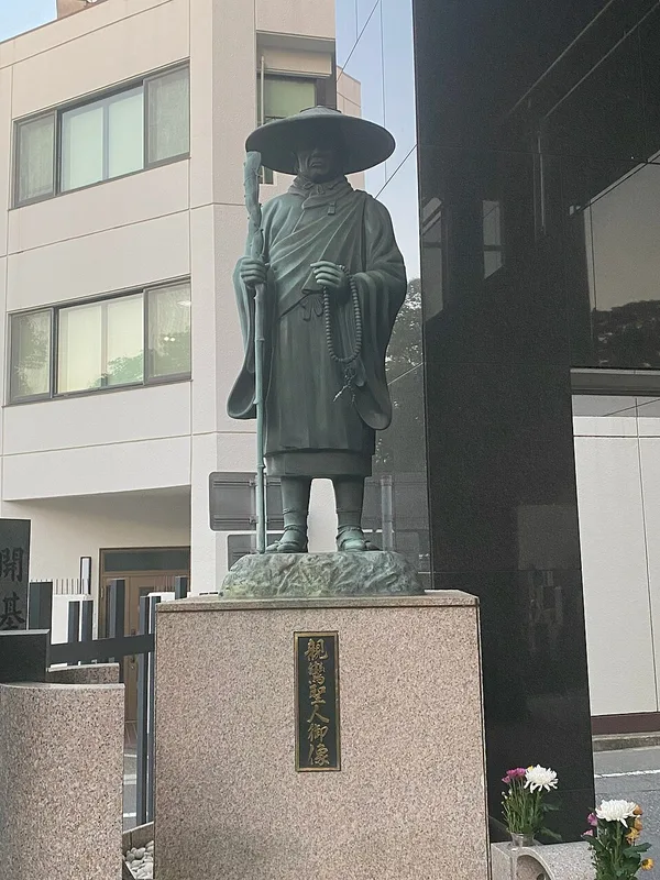 浄土真宗の開祖親鸞の銅像