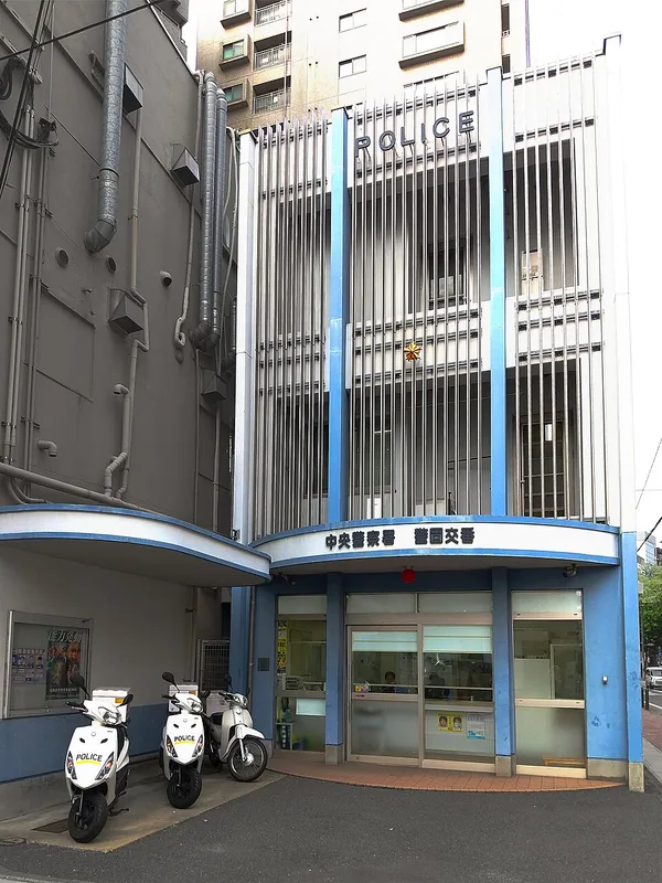 まちの交番。前にパトロール用のバイクが止まっている