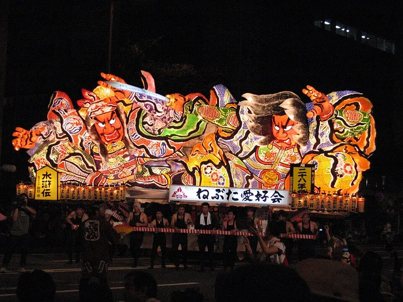 夜に光る、 武者をかたどった大きなねぶたの山車