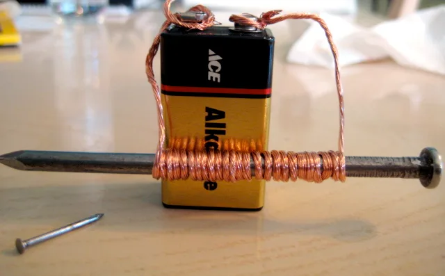 鉄くぎにエナメル線を巻いて電池につないだ電磁石
