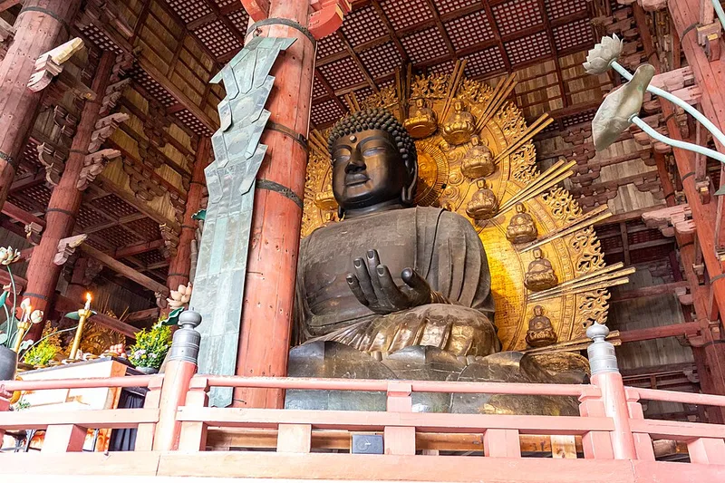 東大寺の大きな銅の大仏（盧舎那仏）