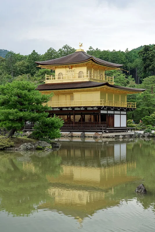 金色にかがやく金閣（鹿苑寺）の建物と池